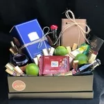 Surprize masculine cu impact: flori și cadouri livrate la domiciliu