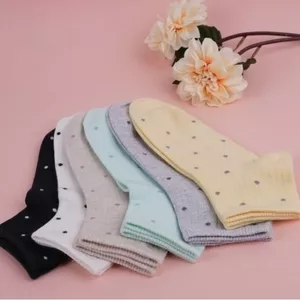 Eleganță și rafinament pentru femei – dresuri,  șosete,  pijamale moi