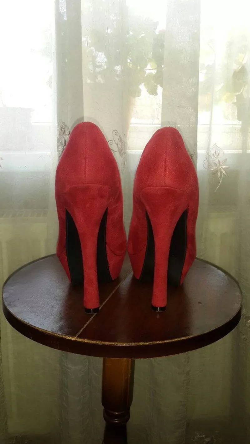 Замшевые, лаковые красные туфли 3
