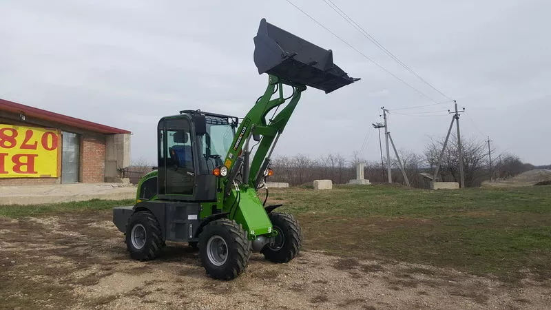 Новый трактор погрузчик для фермы
