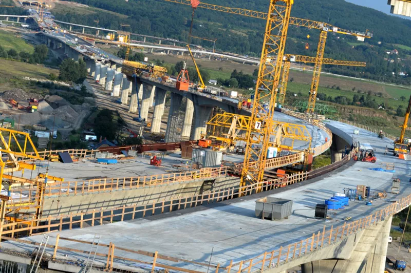 Muncitori la construcție poduri,  autostrăzi
