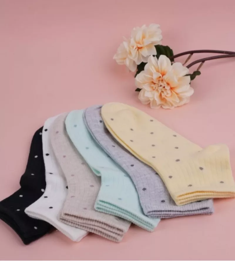 Eleganță și rafinament pentru femei – dresuri,  șosete,  pijamale moi