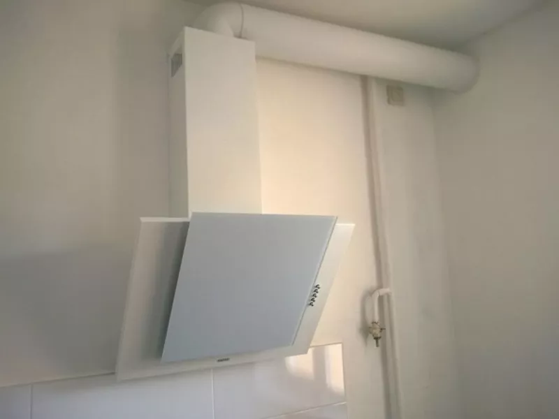 УСТАНОВКА ВЫТЯЖКИ НА КУХНЕ. МОНТАЖ ТРУБЫ . ВЫВОД ВЕНТИЛЯЦИИ НА УЛИЦУ. 6