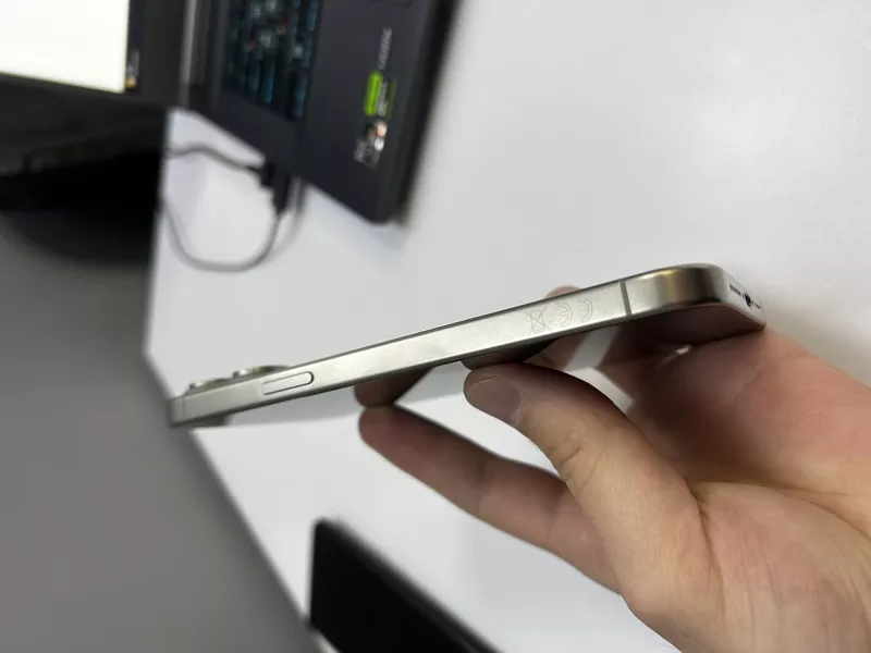 Vând iPhone 15 Pro Max 256 GB 4